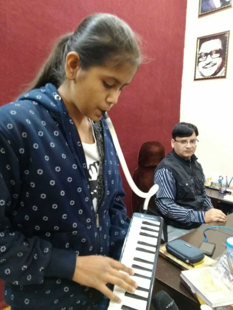 SURMAI SHAAM 2017 KE NAAM 